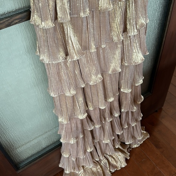 Mac Duggal
Ieena Metallic Tiered Gown size 12 NEW $498 - Picture 7 of 15